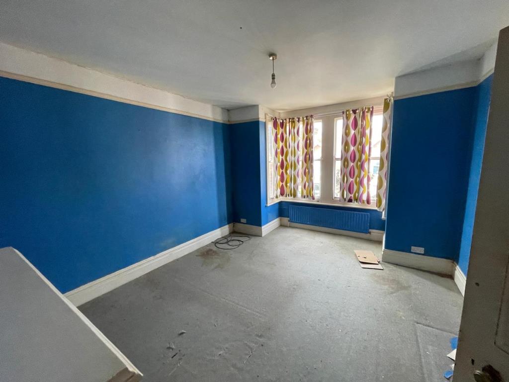 Lot: 37 - FREEHOLD BLOCK TWO LARGE THREE-BEDROOM FLATS - Flat one bedroom